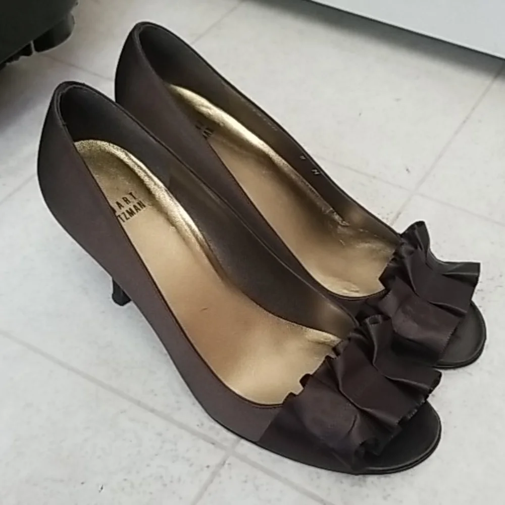 Like New STUART WEITZMAN brown satin peep toe pump